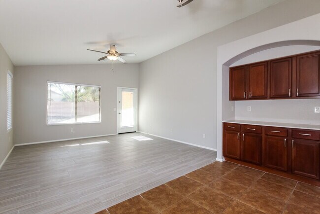 Foto del edificio - 16755 W Polk St