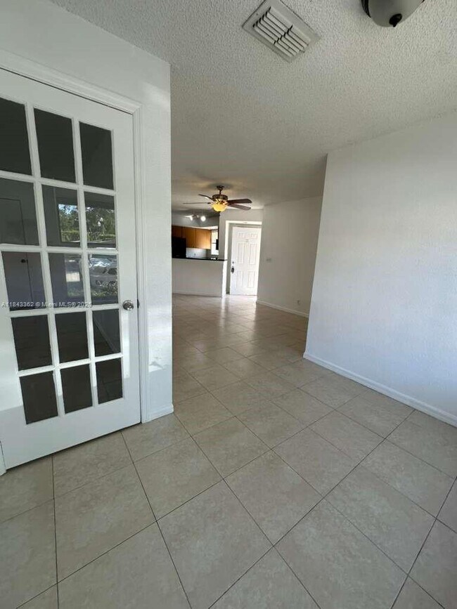 Foto del edificio - 3350 Pinewalk Dr N