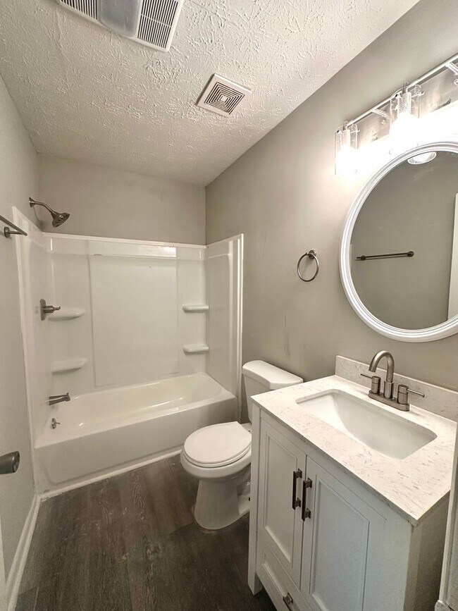 Foto del edificio - Totally Renovated!  Everything New!  Convenient to Everything!  Pet Friendly!