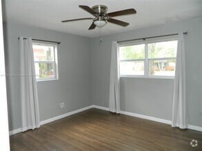Building Photo - 930 SW 29th Way