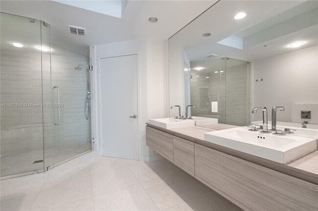 Building Photo - 17301 Biscayne Blvd