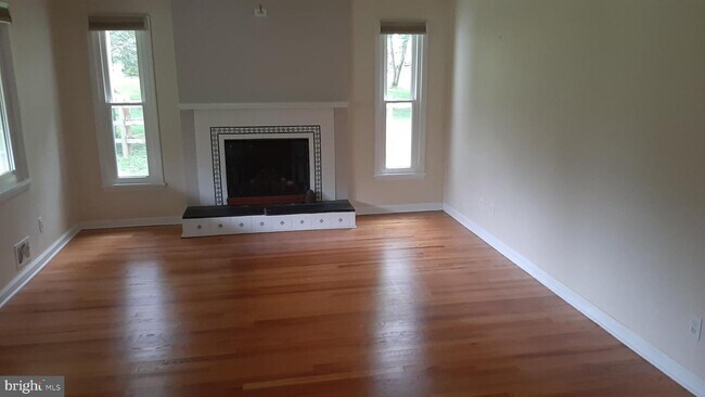 Building Photo - 6 N Elm St