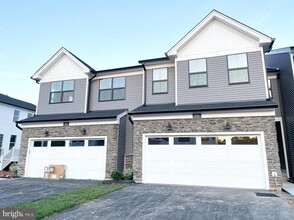 Building Photo - 224 Lilac St