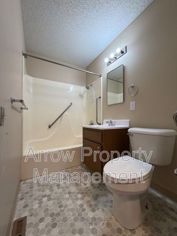 Building Photo - 11141 N 137