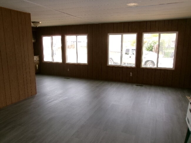 Foto del edificio - Large 1700 SF 3 bed 2 bath home