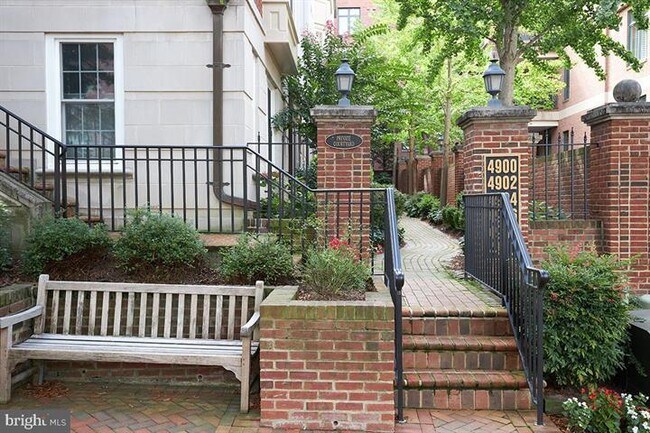 Foto del edificio - 4906 Montgomery Ln