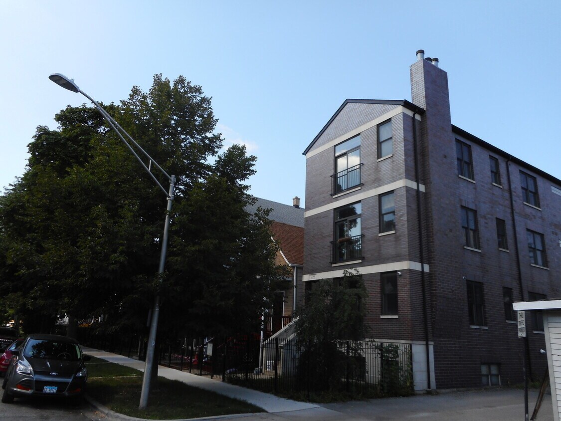 Foto principal - 2744 N St Louis Ave