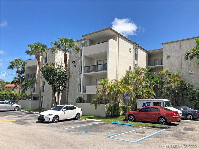 Building Photo - 6902 N Kendall Dr