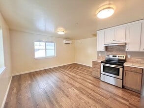 Building Photo - 181 E Tall Fir Ct