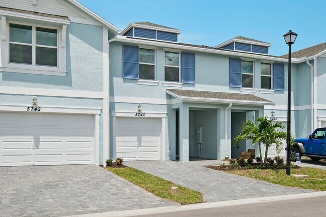Building Photo - 5740 SE Edgewater Cir