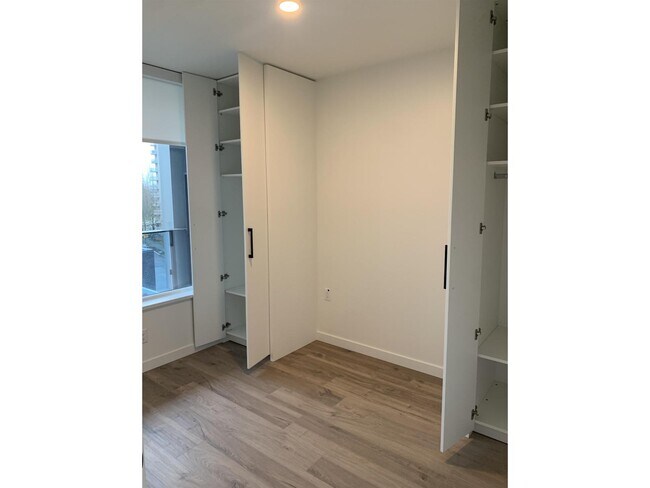 Photo du bâtiment - 13428-13105 105 Ave