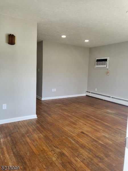 Building Photo - 322 Kings Ct