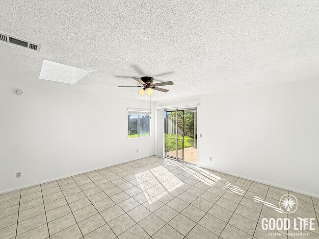 Foto del edificio - Beautiful 3Bd/2Ba Home With A 2 Car Garage Located In Mira Mesa!