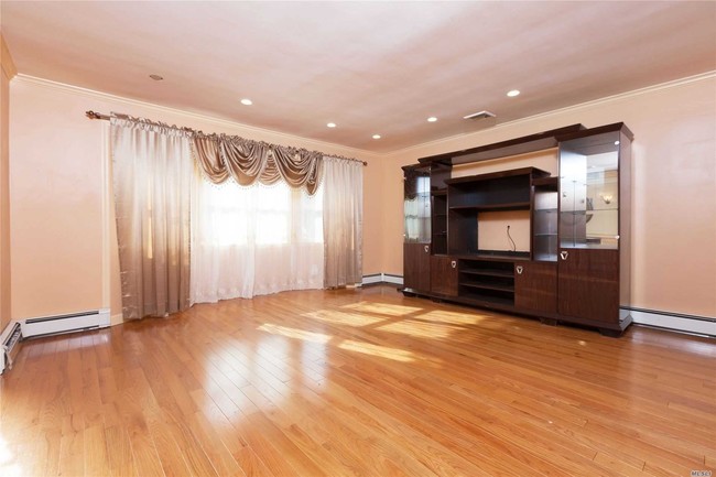 Foto del edificio - 780 Plainview Rd