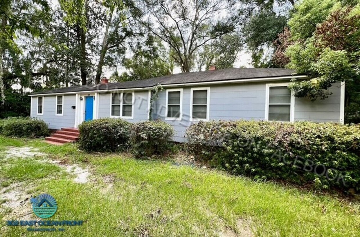 Foto principal - Huge 4 bedroom / 2 bathroom updated home n...