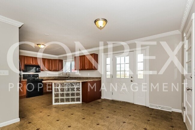 Building Photo - Lovely Three Bedroom