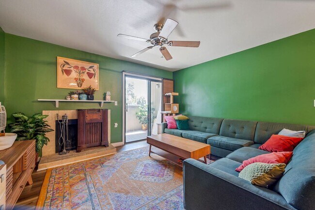 Foto del edificio - Lovingly Upgraded 2-Bedroom 3rd Floor Condo in Central Fort Collins With Abundant Personality
