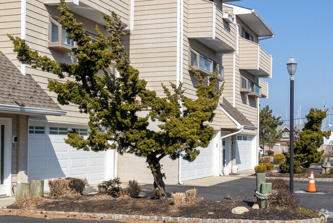 Building Photo - Chris Landing