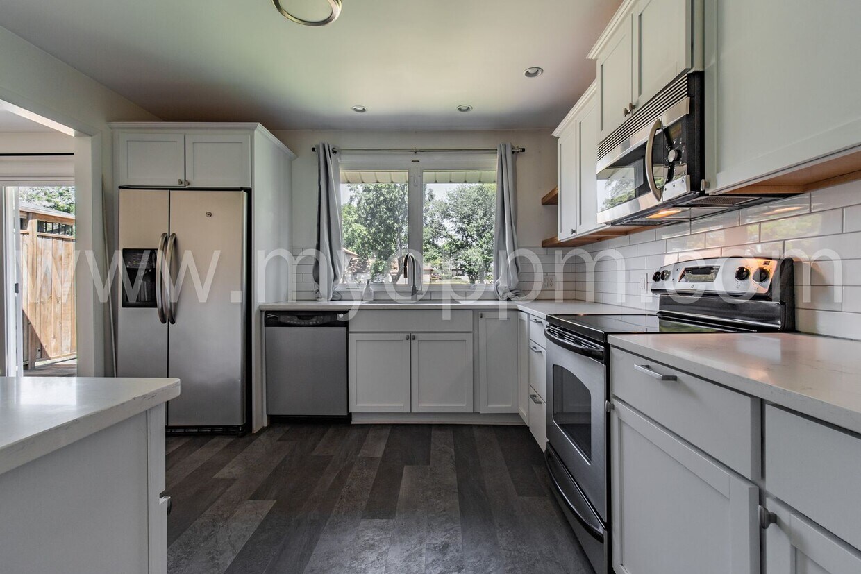 Primary Photo - Stunning 3 Bedroom / 2.5 Bathroom | S. 48t...