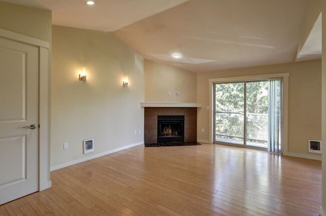 Building Photo - Beautiful Top Floor 1BR 1BA Condo in The B...