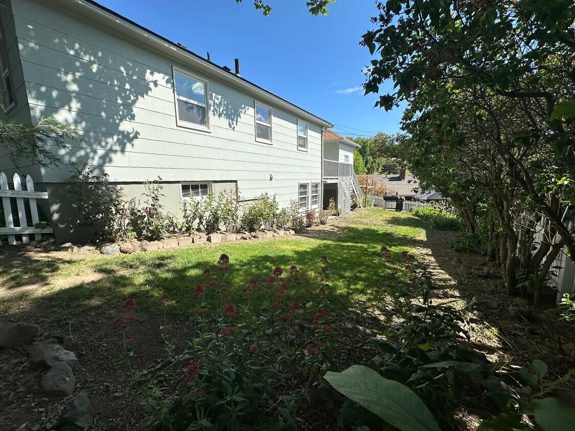Building Photo - Large 3 bedroom 2 bath