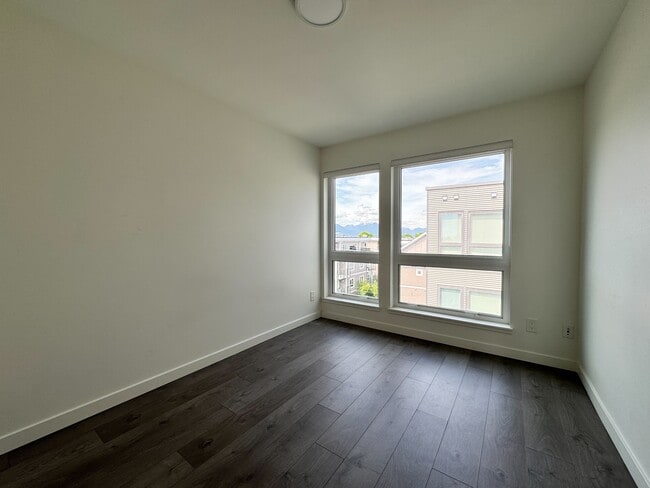 Building Photo - 2551 Kingsway