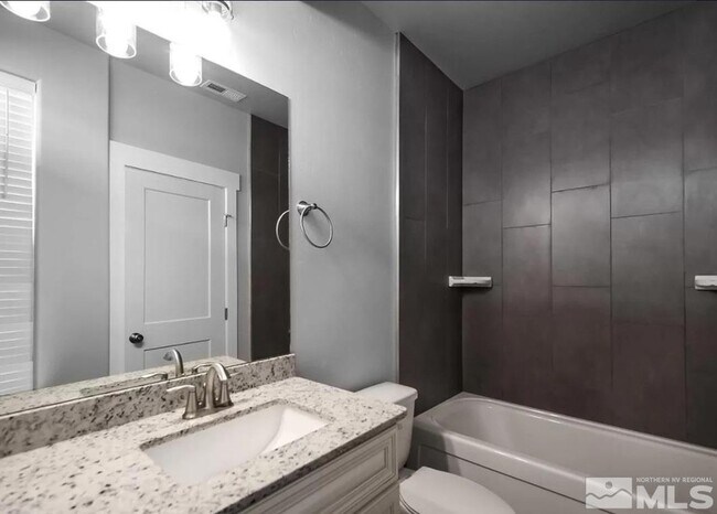 Foto del edificio - 720 Bluffs Ct