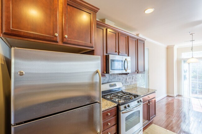 Building Photo - Lovely 3 BR/2 Full BA & 2 Half BA EOG Town...