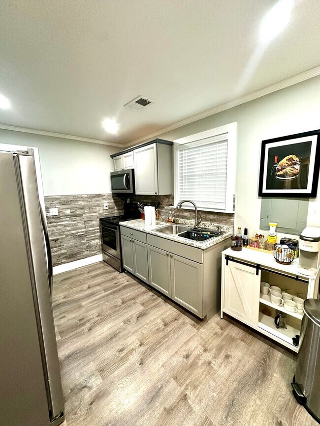 Building Photo - East Nashville Single-Family Home | Large Fenced Yard + Off-Street Parking | Across from Clevelan...