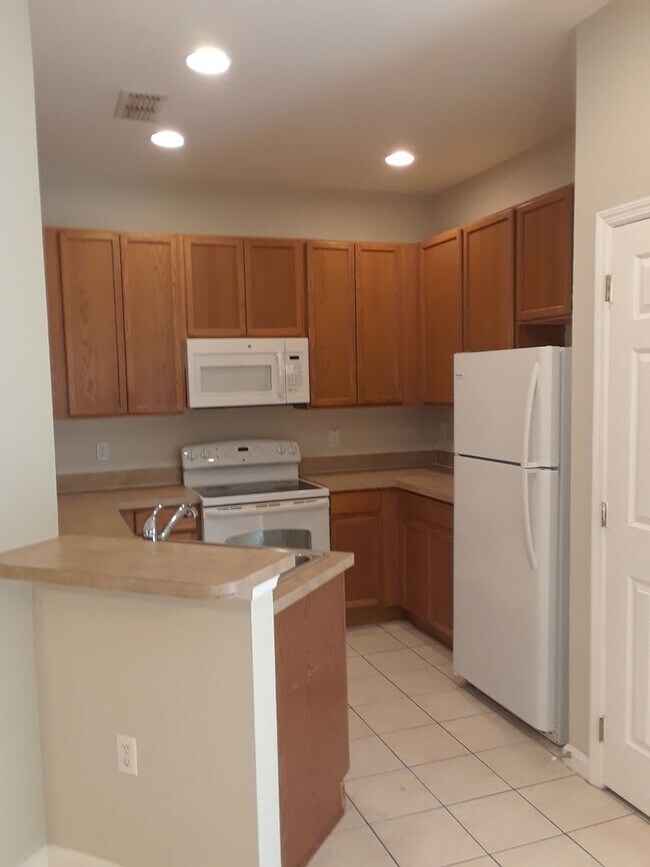 Building Photo - 4 Bedrooms 3 Bath Townhome with Water View in Travalgar Village, Kissimmee!