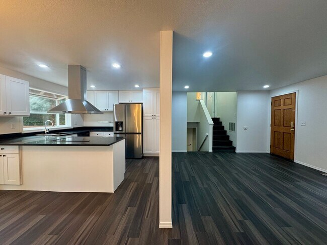 Building Photo - ***MOVE IN SPECIAL!!!*** Freshly Remodeled 3-bedroom home in Sammamish