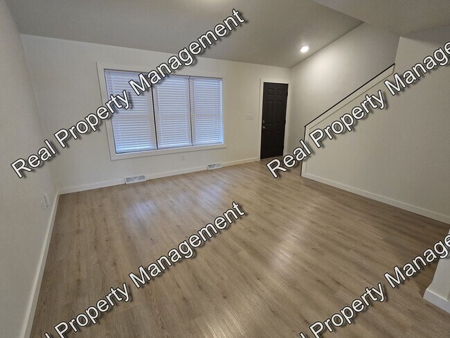 Building Photo - Updated 2 Bedroom Townhome