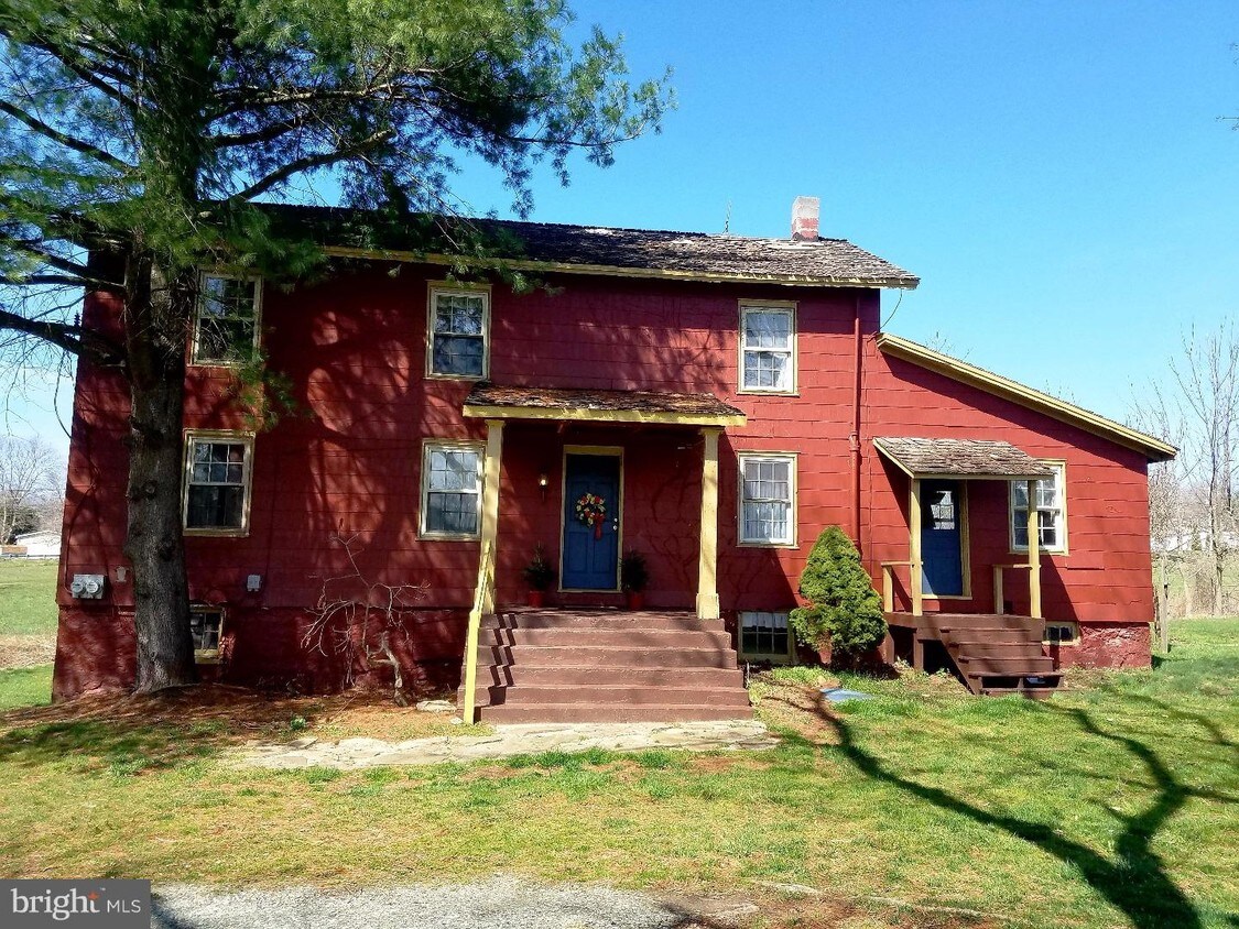 Primary Photo - 377 Hoods Ln