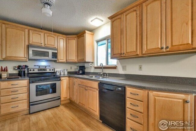 Building Photo - 906 Foothills Ct