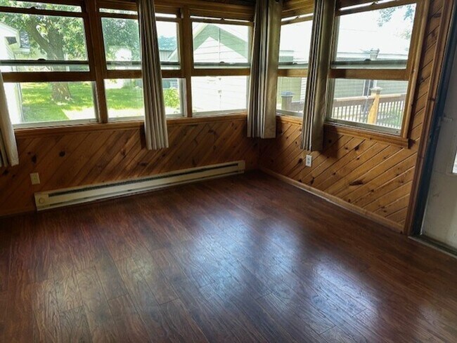 Building Photo - 3 Bedroom 2 Bath House located in Beautifu...