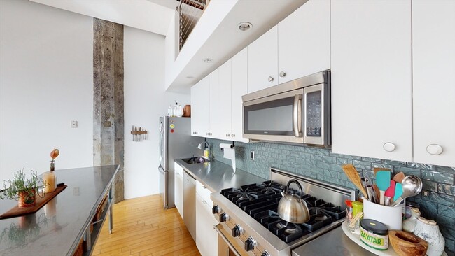 Building Photo - 156 Porter St