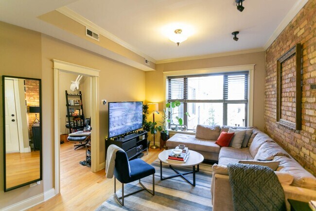 Building Photo - Sunny 2 Bed / 1 Bath near Wrigley