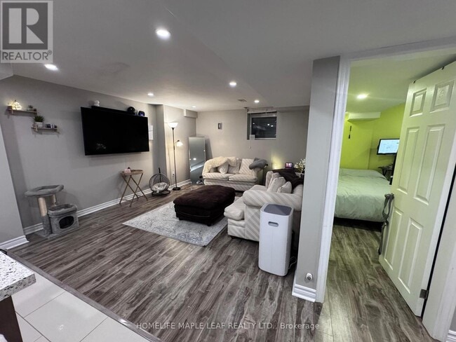 Building Photo - 10 Templeton Ct