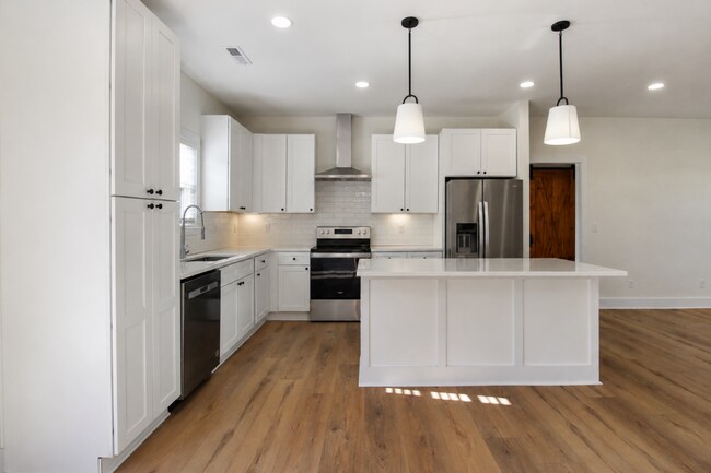 Building Photo - 511 Creekview Ln