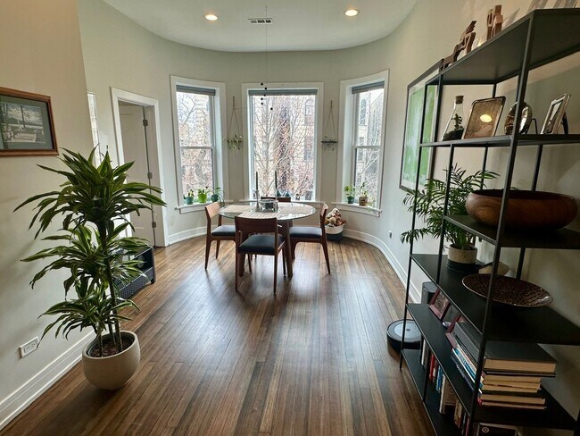 Foto del edificio - 1328 N Maplewood Ave