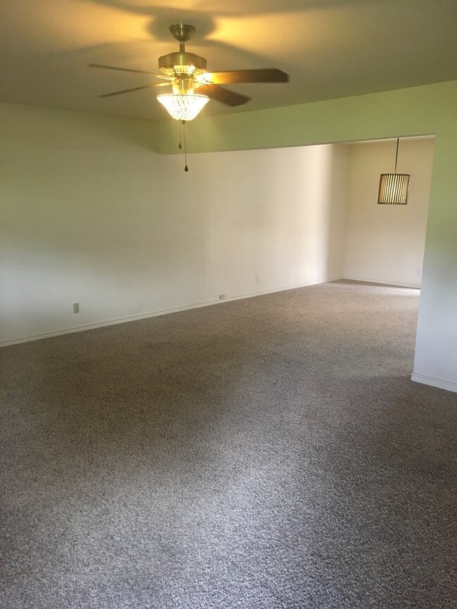 Building Photo - Condo on golf course!
