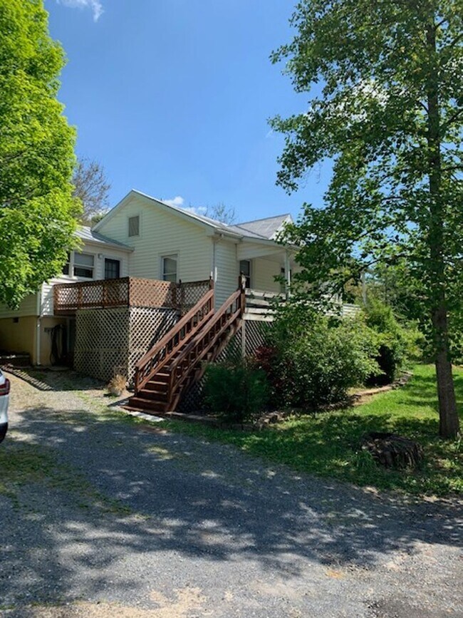 Foto del edificio - Bungalow Located Just Outside of Town