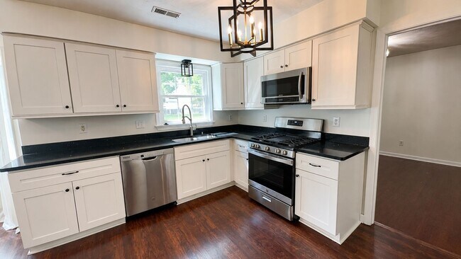 Foto del edificio - Spacious 4-Bedroom Cul-de-Sac Home with Fenced Yard!