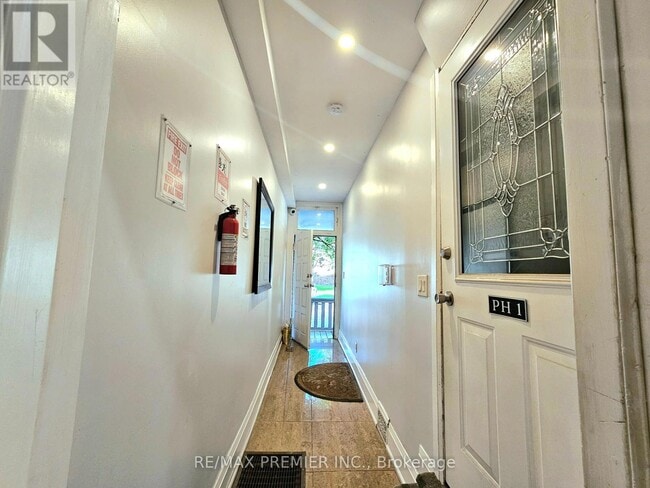 Building Photo - 454-454 Gerrard St E