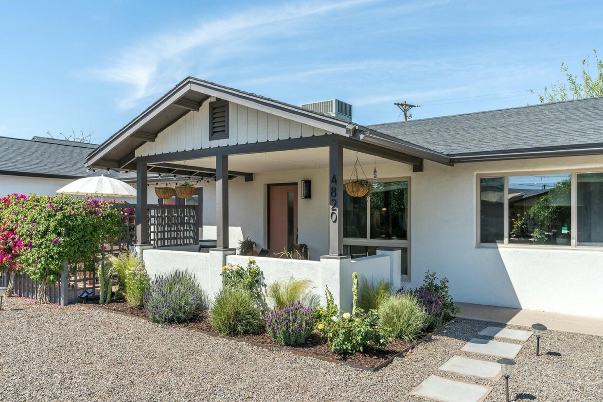Foto principal - 4820 E Indianola Ave