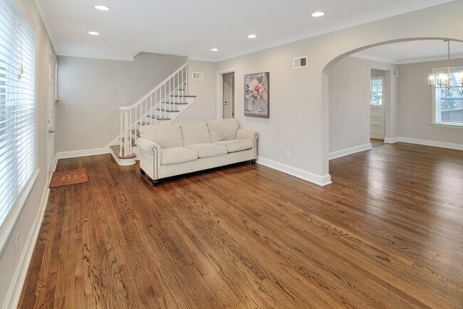 Foto del edificio - 8729 Bridgeport Ave