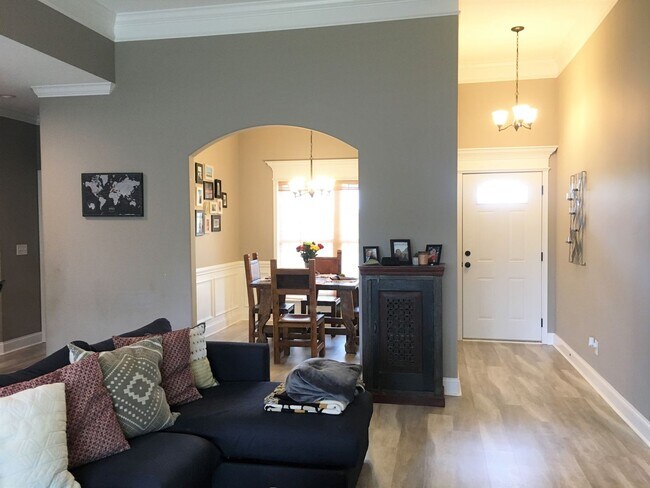 Building Photo - Beautiful Home in Hilltop School Zone