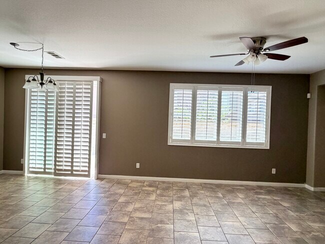 Comedor - 28377 Mirabelle Ln