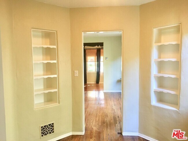 Building Photo - 327 N Orange Dr