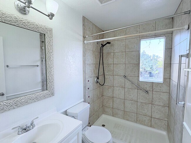 Foto del edificio - 3 Bed/2 Bath home with backyard and swimming pool!